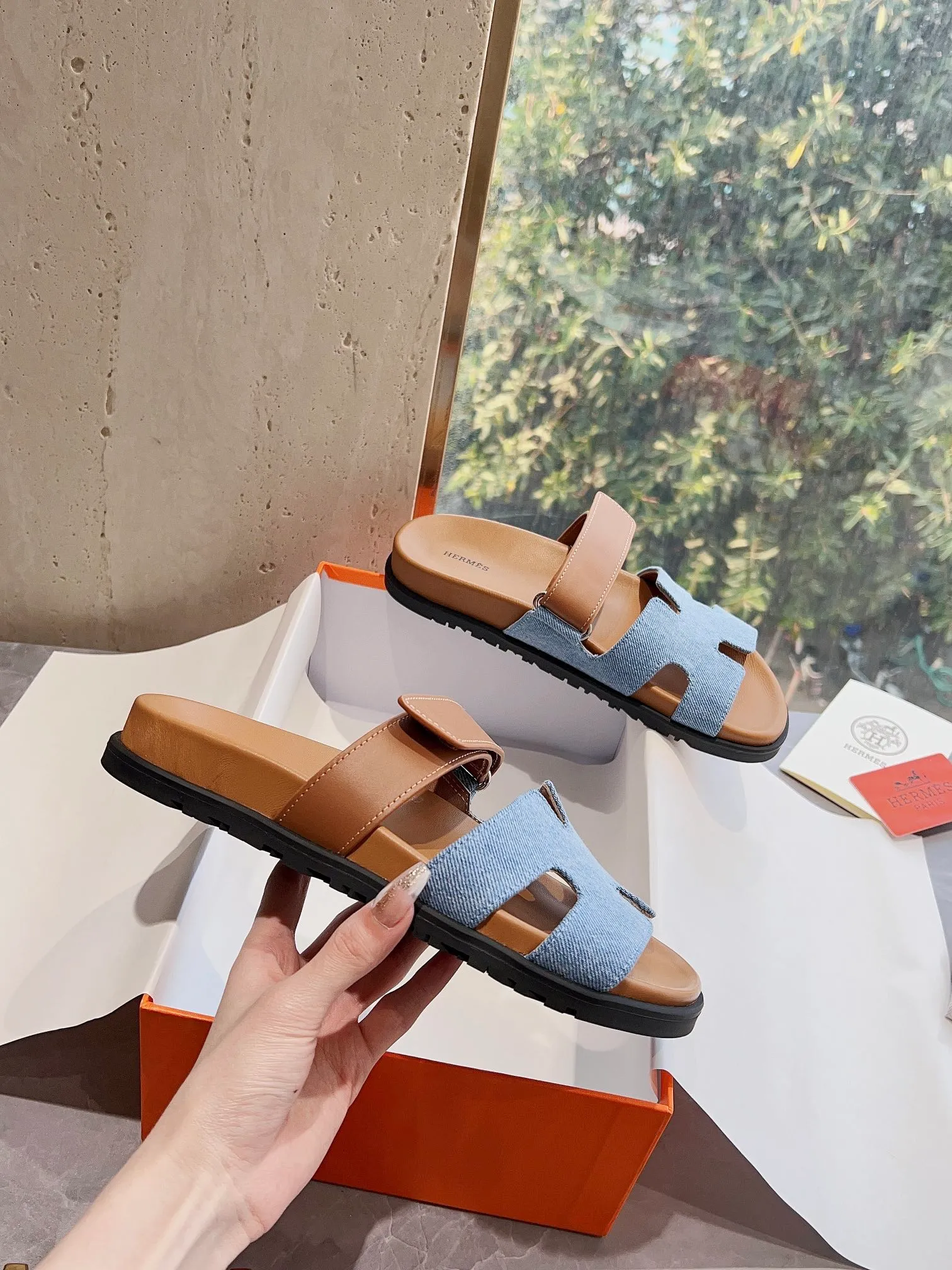 👟👟Ex-factory price 440👟👟 (Top version) H family 2024 spring and summer new style HERMES Hermes' recently popular couple's shoes, pig nose angle sandals and slippers, paired with various colorful socks, very trendy. Upper lining: imported original leather. Outsole: non-slip and wear-resistant outsole. Size: female 35-42 (40/42 non-returnable and non-exchangeable) Men’s size: 39-45 (45 is non-refundable and non-exchangeable)
